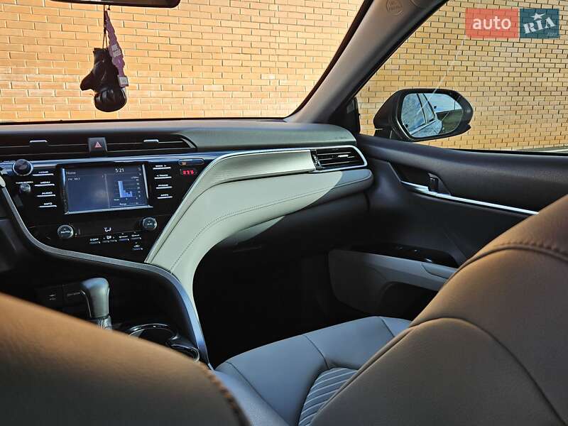 Седан Toyota Camry 2018 в Києві