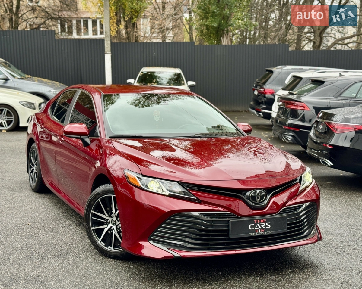 Toyota Camry LE 2019 року
Можливий продаж у лізинг або кредит з першим внеском від 4000$

	Toyota Camry LE 2019 року
Надійний, економічний та комфортний седан у чудовому стані!
Авто має 2.5-літровий бензиновий двигун та 8-ступінчастий класичний автомат, що забезпечує плавну й динамічну їзду.


	•	Двозонний клімат-контроль
	•	Система утримання в смузі руху
	•	Попередження про можливе зіткнення
	•	Круїз-контроль
	•	Камера заднього виду
	•	Мультимедійна система з Bluetooth / USB / CarPlay
	•	Світлодіодна оптика
	•	Повний електропакет

Стан гарний, без зауважень по техніці та кузову. Салон чистий і доглянутий.
Авто не потребує вкладень — сів і поїхав!

З нашої сторони гарантуємо порядність, авто готове до будь-яких перевірок у вас на станції. З усіх додаткових питань звертайтесь за телефоном.