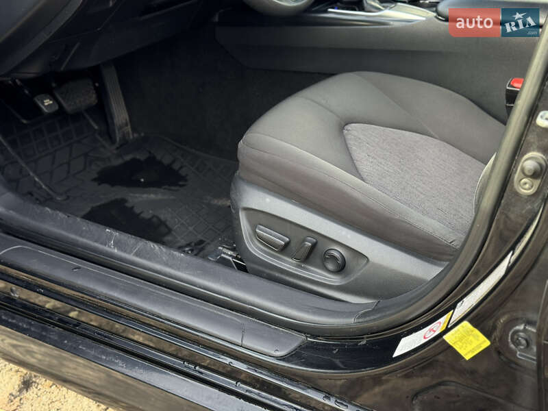 Седан Toyota Camry 2017 в Виннице