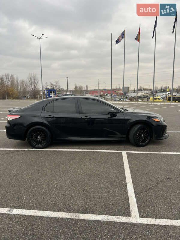 Седан Toyota Camry 2019 в Киеве