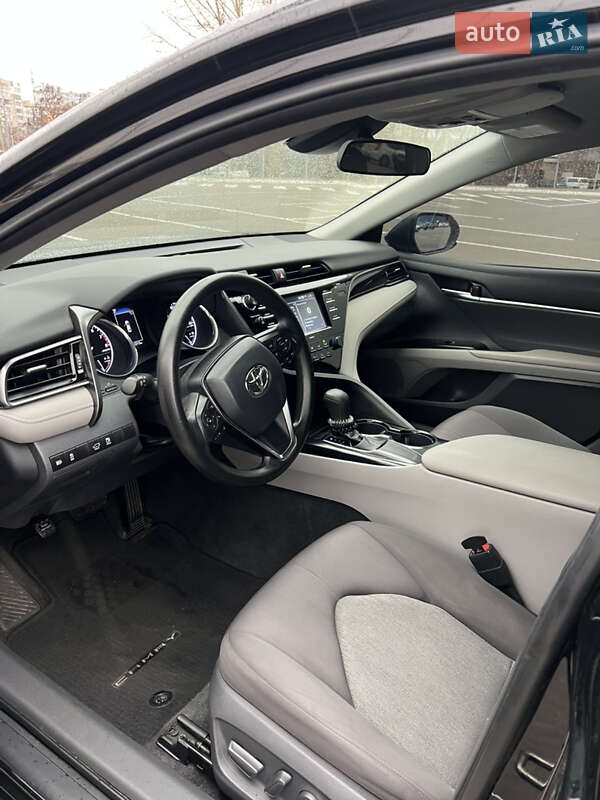 Седан Toyota Camry 2019 в Киеве
