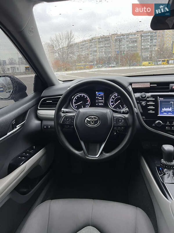 Седан Toyota Camry 2019 в Киеве