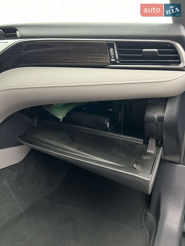 Седан Toyota Camry 2019 в Киеве