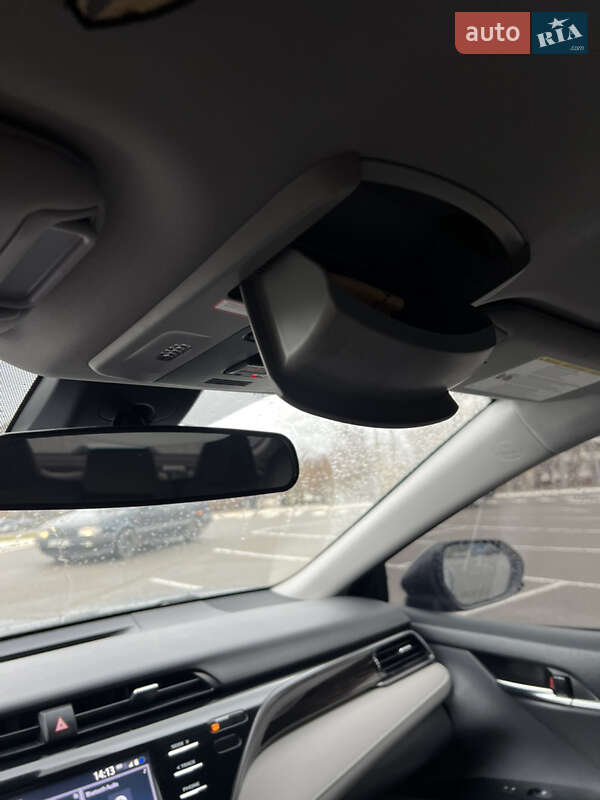 Седан Toyota Camry 2019 в Киеве