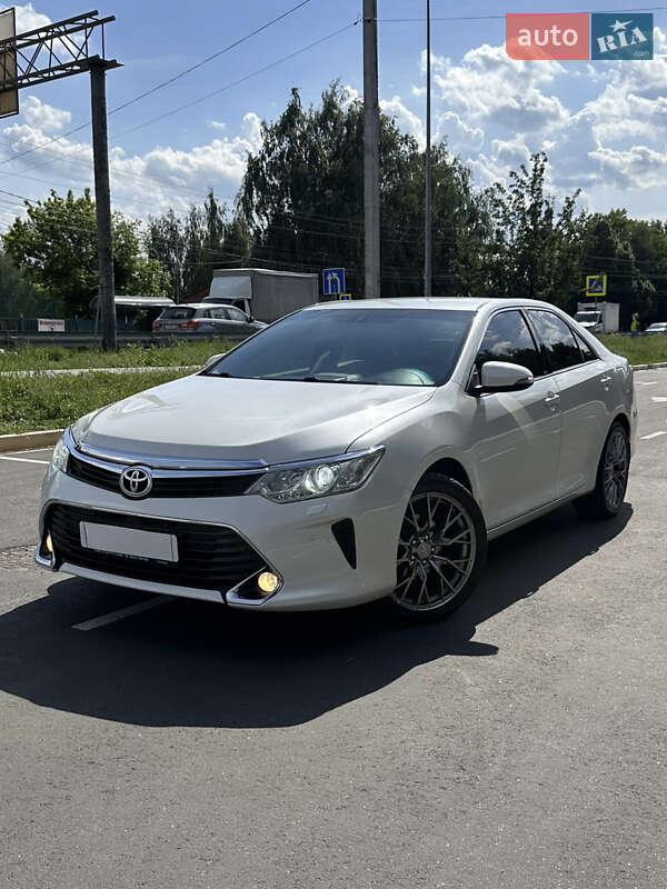 Седан Toyota Camry 2017 в Киеве