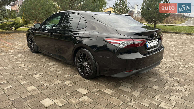 Седан Toyota Camry 2018 в Львове