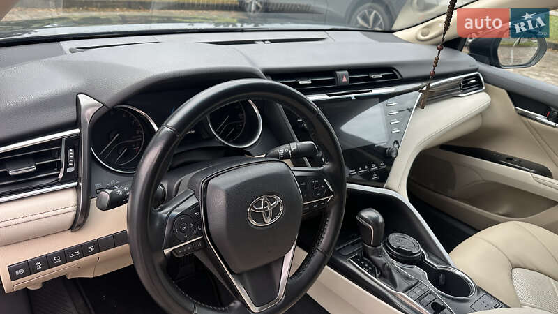 Седан Toyota Camry 2018 в Львове