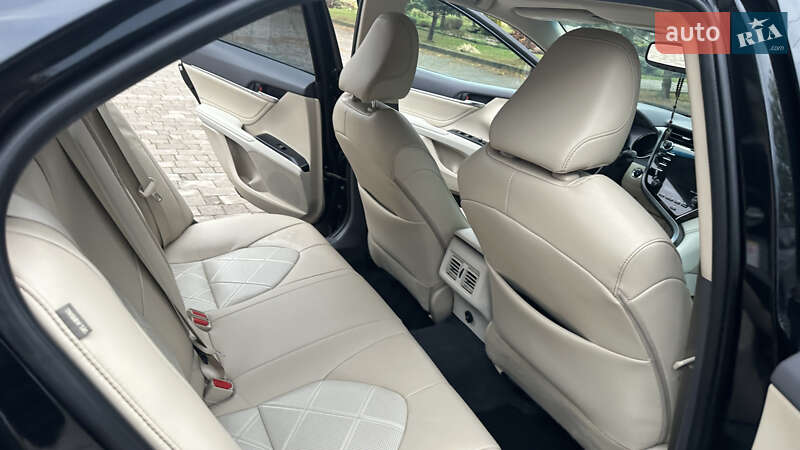 Седан Toyota Camry 2018 в Львове