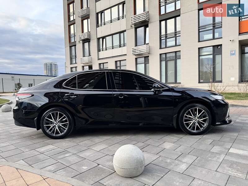 Седан Toyota Camry 2021 в Киеве