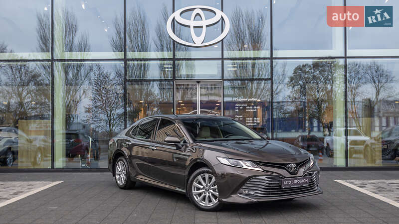 Седан Toyota Camry 2018 в Днепре