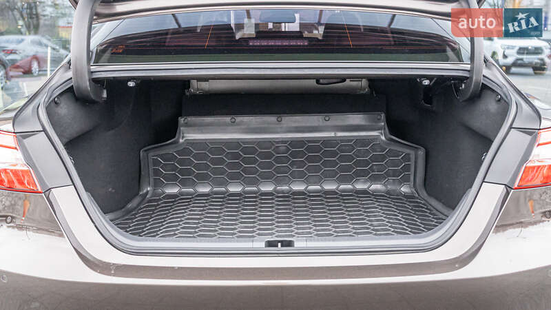 Седан Toyota Camry 2018 в Днепре