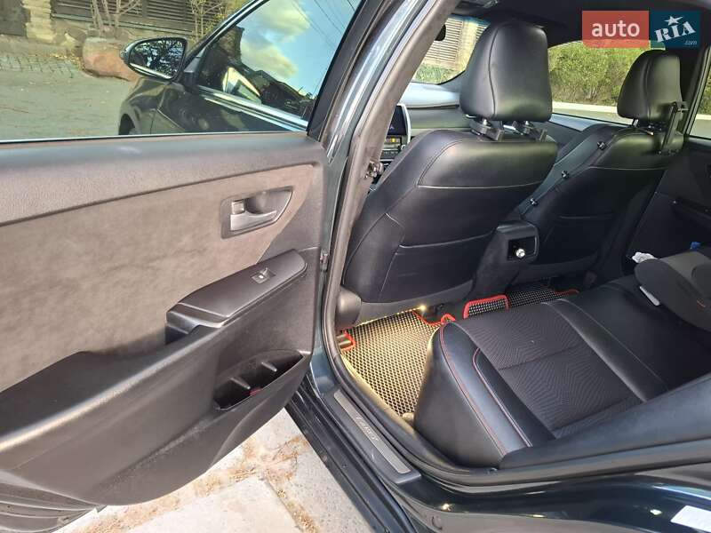 Седан Toyota Camry 2016 в Киеве