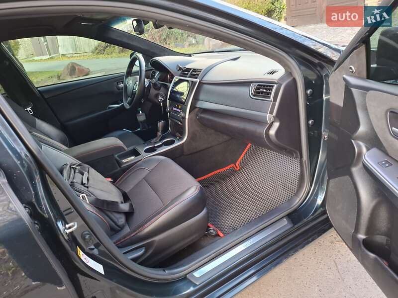 Седан Toyota Camry 2016 в Киеве