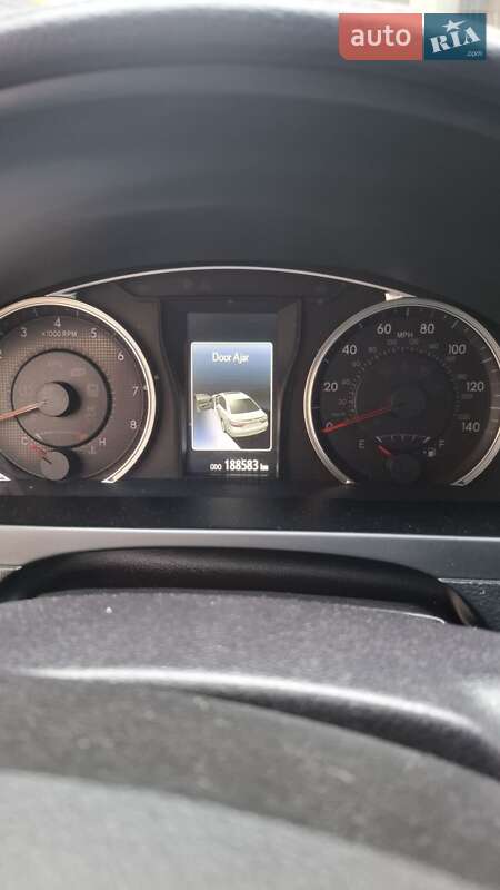 Седан Toyota Camry 2016 в Киеве