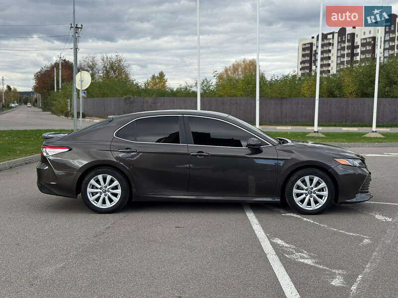 Седан Toyota Camry 2018 в Киеве