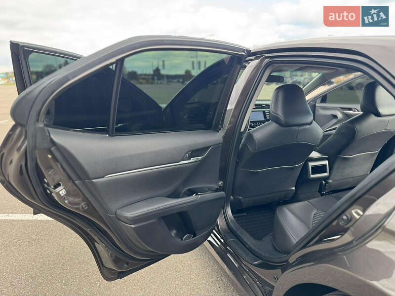 Седан Toyota Camry 2018 в Киеве