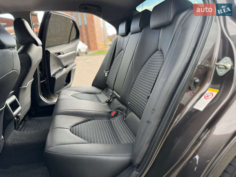 Седан Toyota Camry 2018 в Киеве