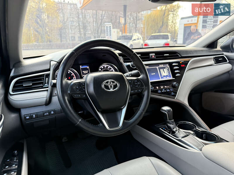 Седан Toyota Camry 2017 в Дніпрі