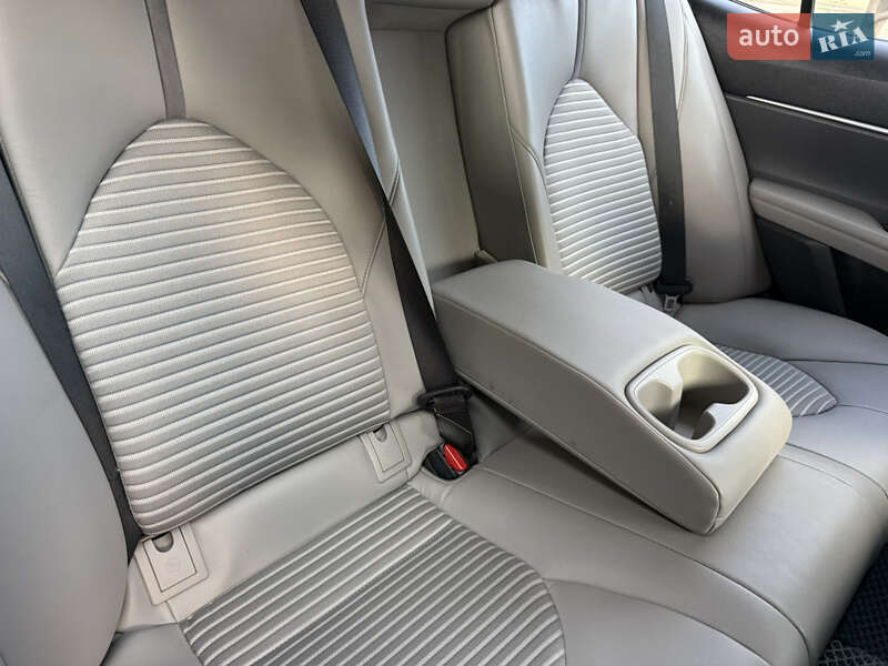 Седан Toyota Camry 2017 в Дніпрі