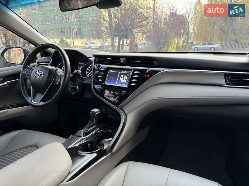 Седан Toyota Camry 2017 в Дніпрі