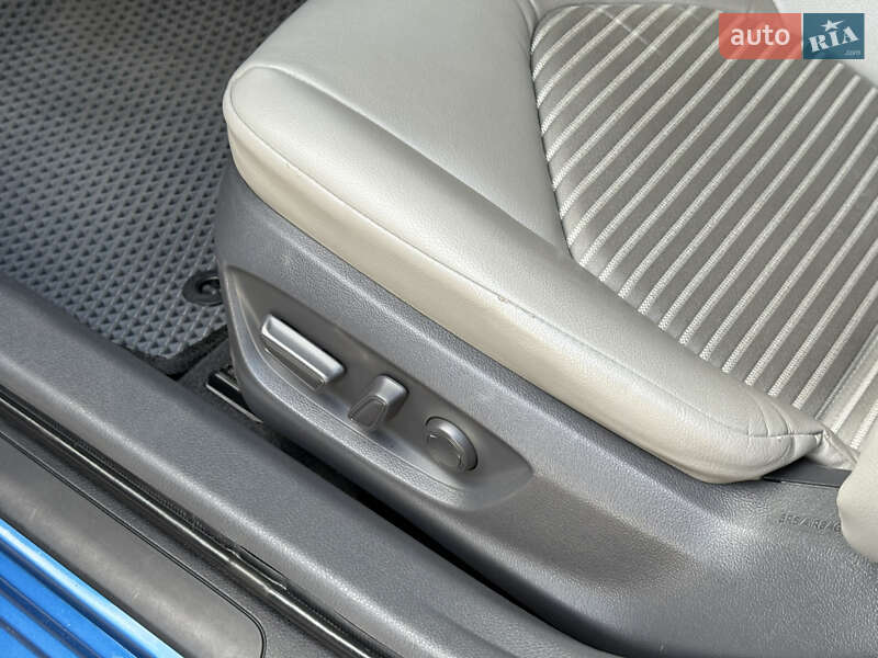 Седан Toyota Camry 2017 в Дніпрі