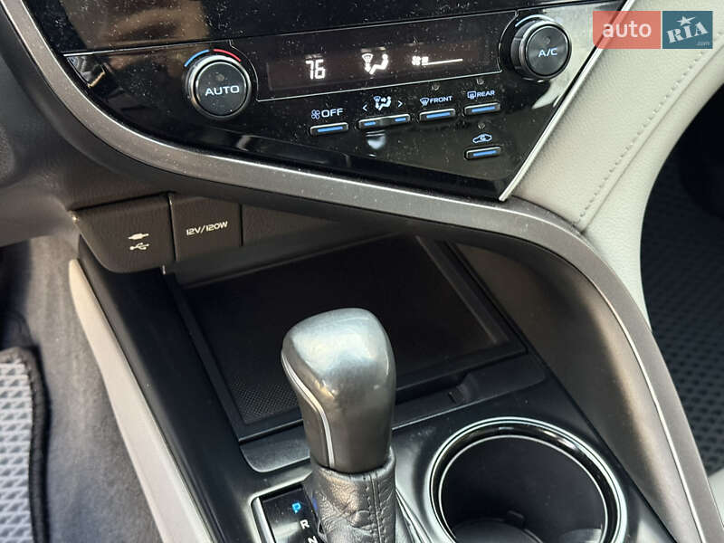 Седан Toyota Camry 2017 в Дніпрі