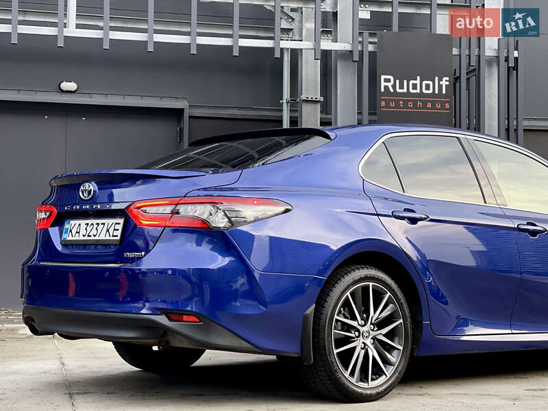 Седан Toyota Camry 2021 в Киеве