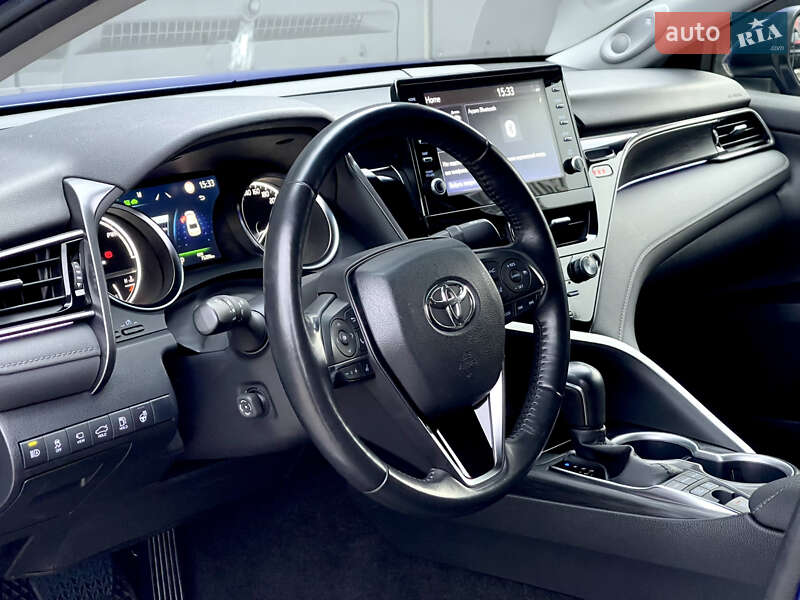 Седан Toyota Camry 2021 в Киеве