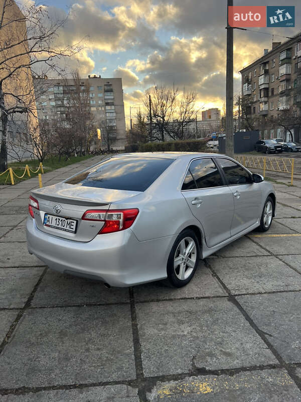 Седан Toyota Camry 2013 в Киеве
