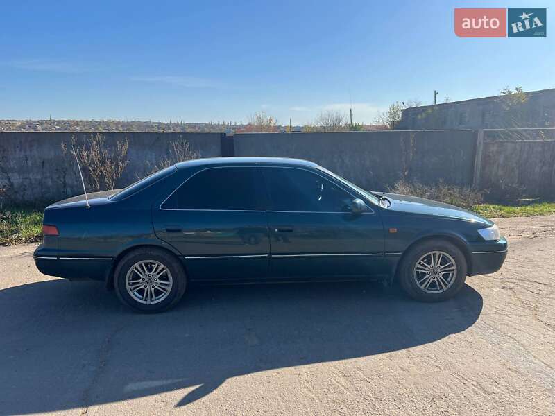 Седан Toyota Camry 1997 в Новій Одесі