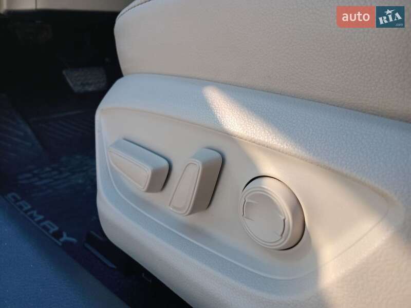 Седан Toyota Camry 2018 в Львове