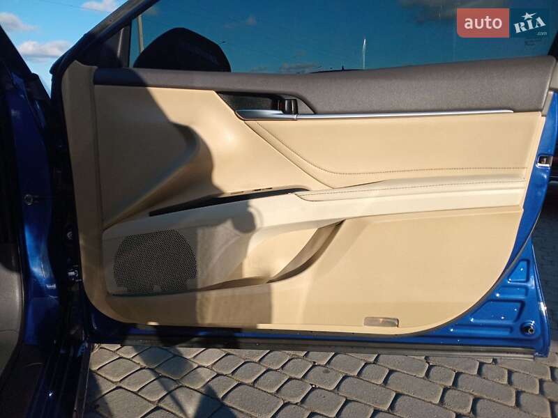 Седан Toyota Camry 2018 в Львове
