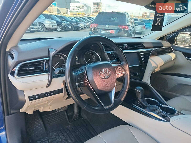 Седан Toyota Camry 2018 в Львове