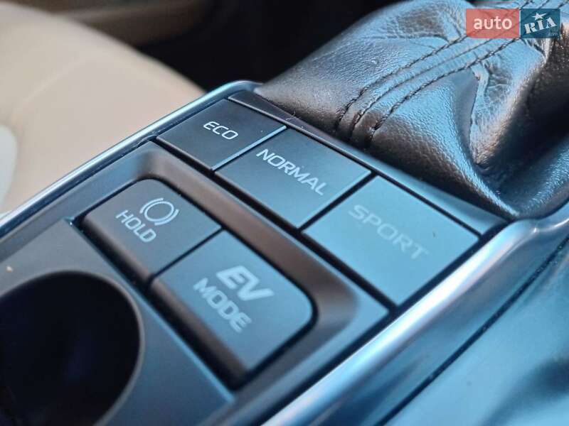 Седан Toyota Camry 2018 в Львове