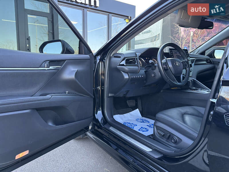 Седан Toyota Camry 2021 в Киеве