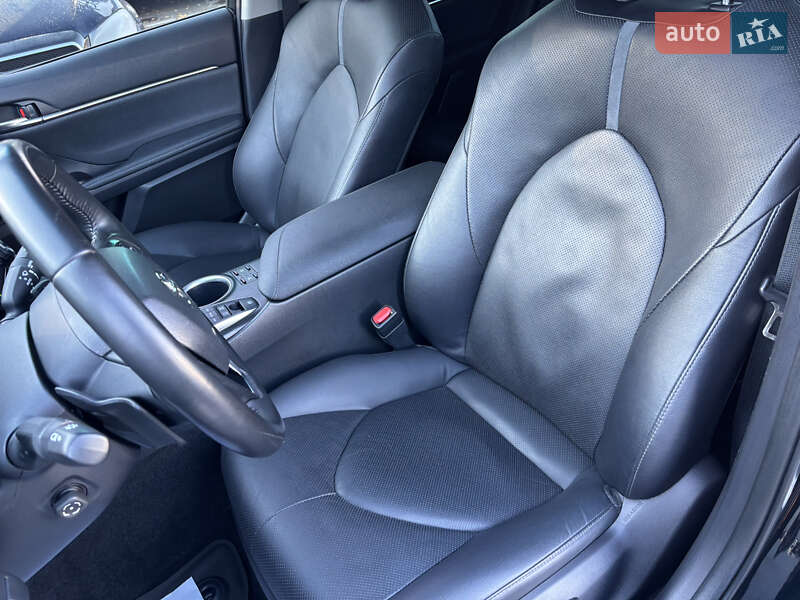 Седан Toyota Camry 2021 в Киеве