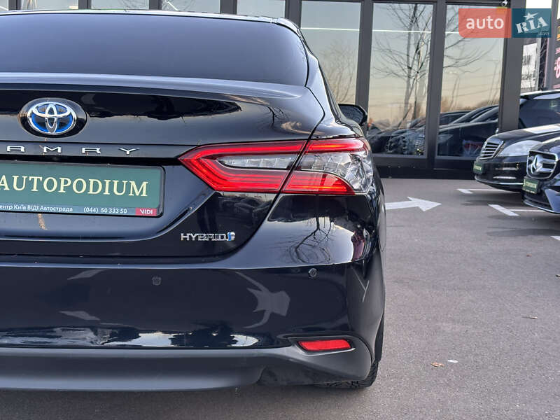 Седан Toyota Camry 2021 в Киеве