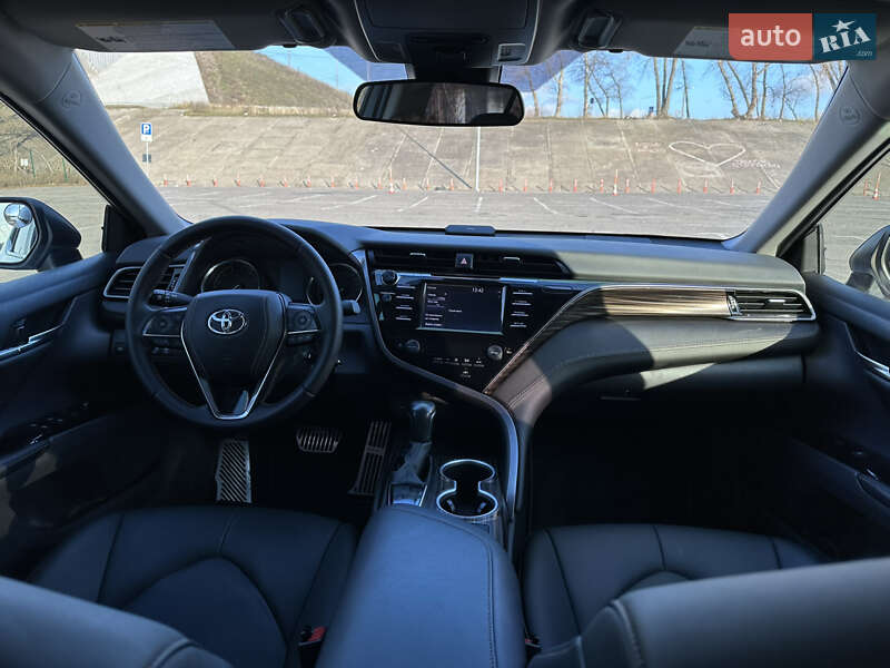 Седан Toyota Camry 2020 в Киеве
