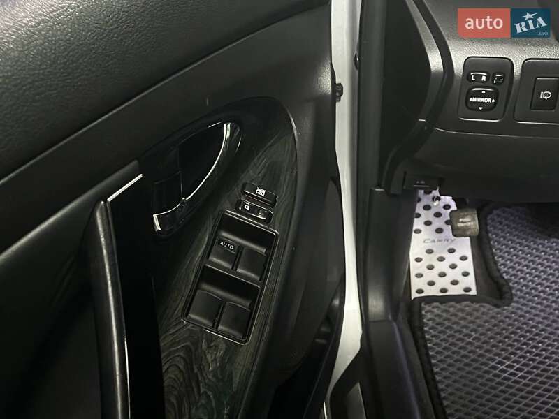 Седан Toyota Camry 2007 в Днепре