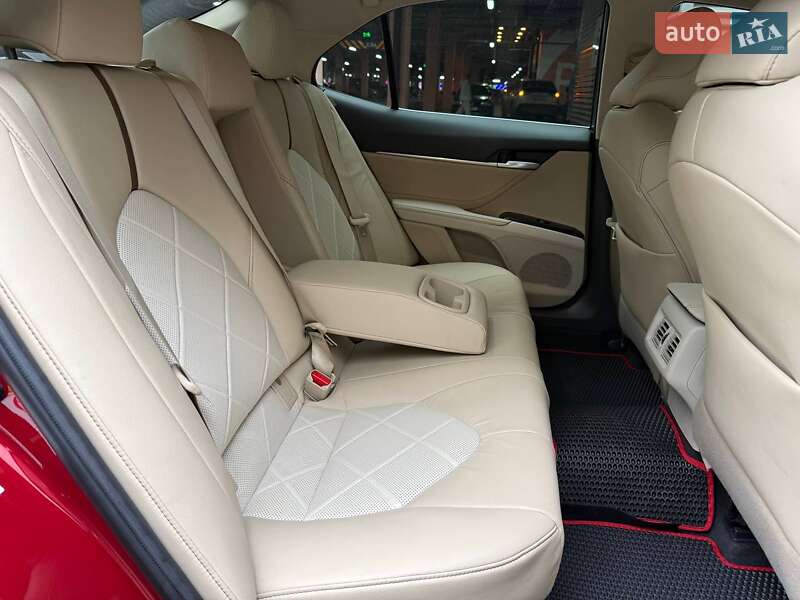 Седан Toyota Camry 2018 в Киеве