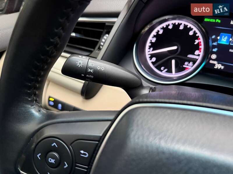 Седан Toyota Camry 2018 в Киеве