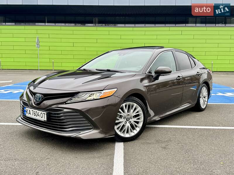Седан Toyota Camry 2019 в Киеве