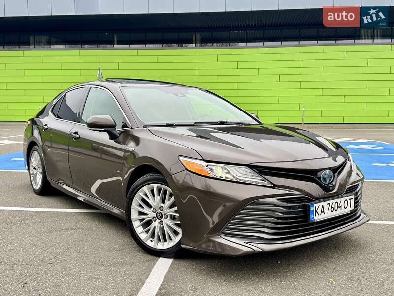 Седан Toyota Camry 2019 в Киеве
