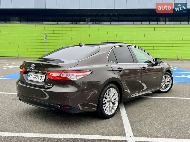 Седан Toyota Camry 2019 в Киеве