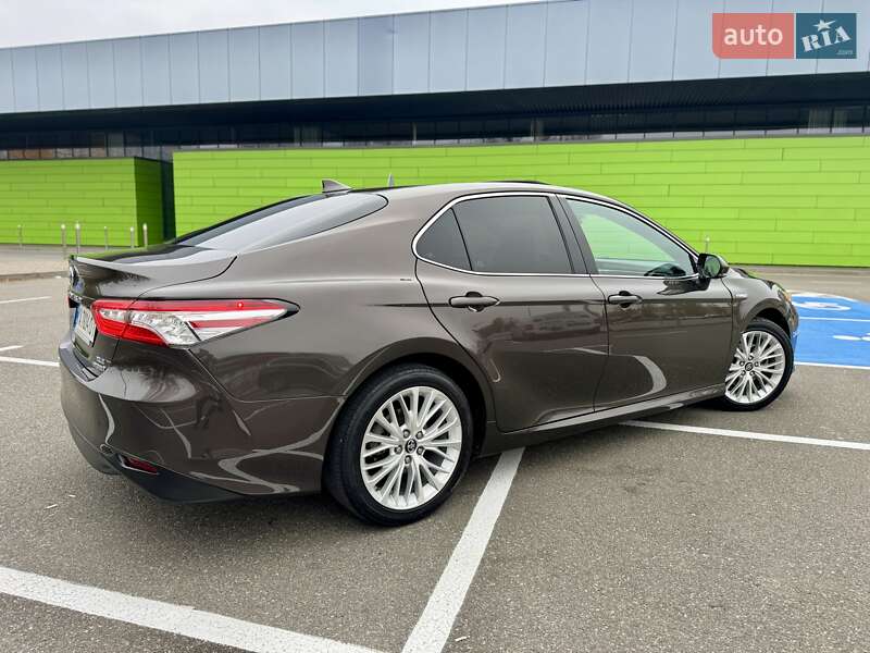 Седан Toyota Camry 2019 в Киеве