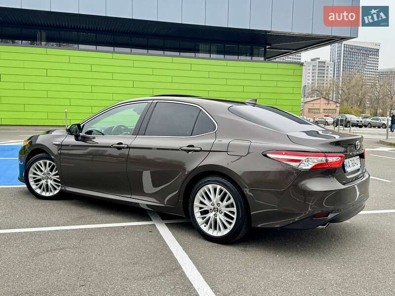 Седан Toyota Camry 2019 в Киеве