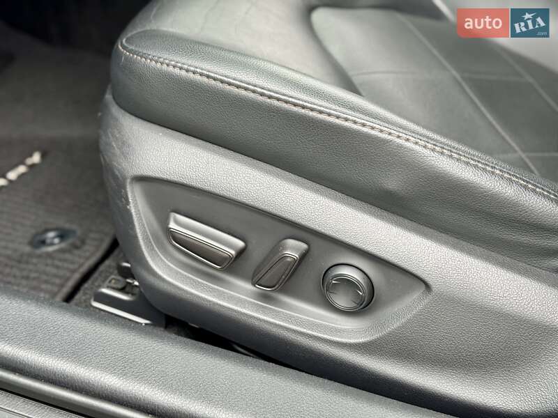 Седан Toyota Camry 2019 в Киеве