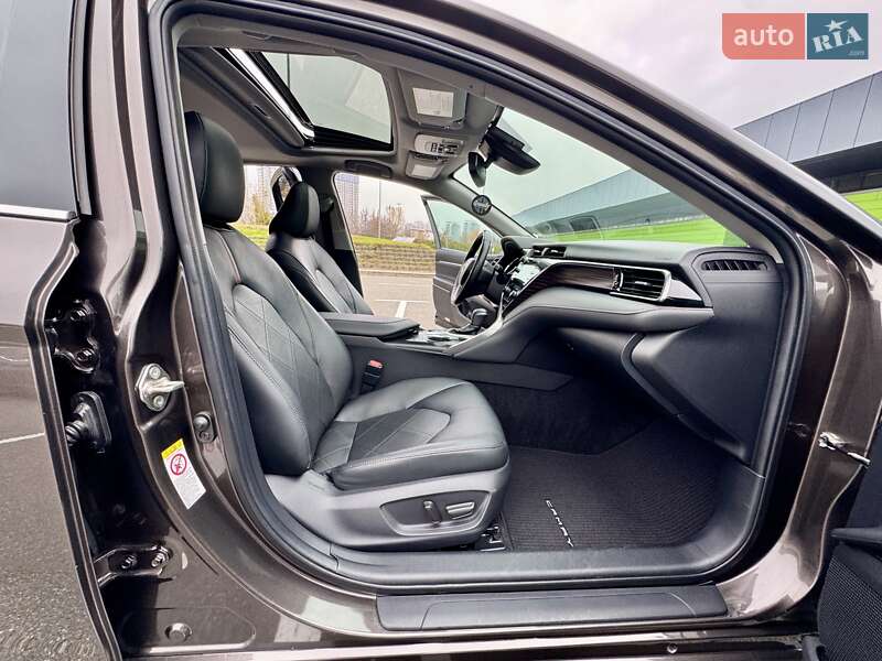 Седан Toyota Camry 2019 в Киеве