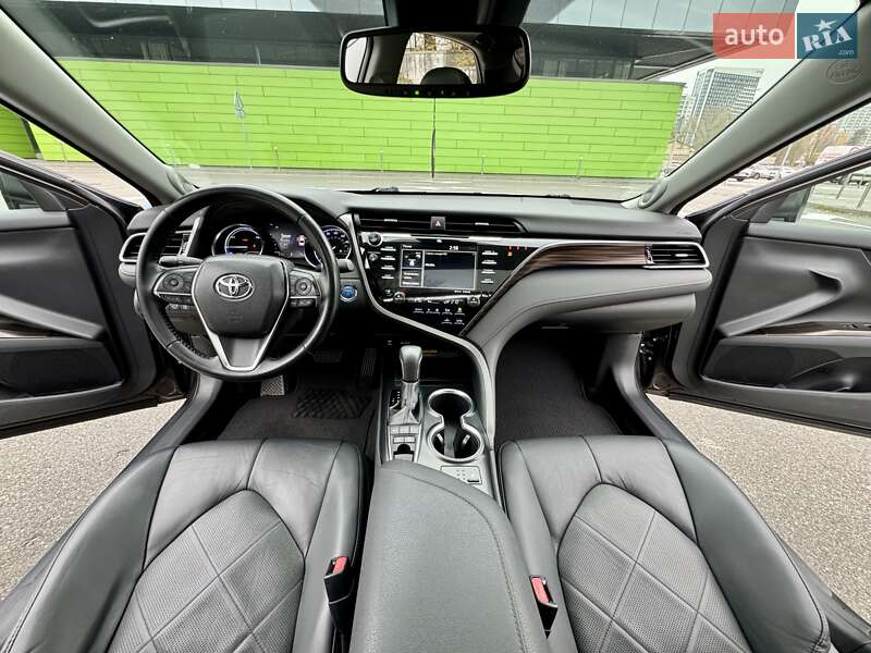 Седан Toyota Camry 2019 в Киеве