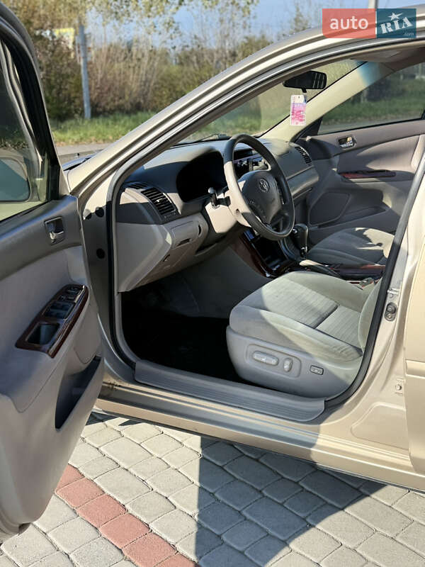Седан Toyota Camry 2004 в Староконстантинове